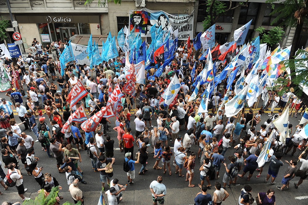 Organizaciones sociales lanzan una ola de piquetes contra el programa económico de Macri