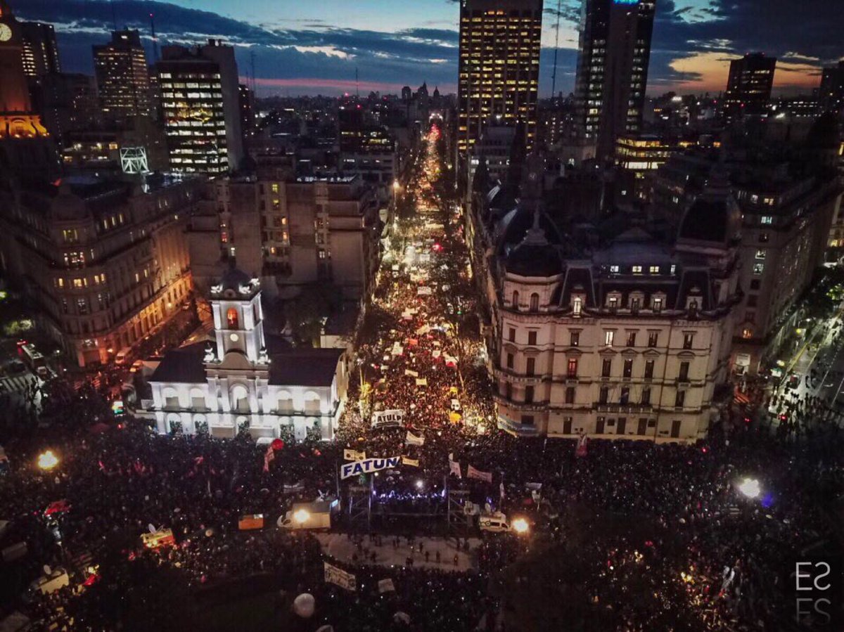 Una multitud marchó contra el ajuste a las universidades nacionales