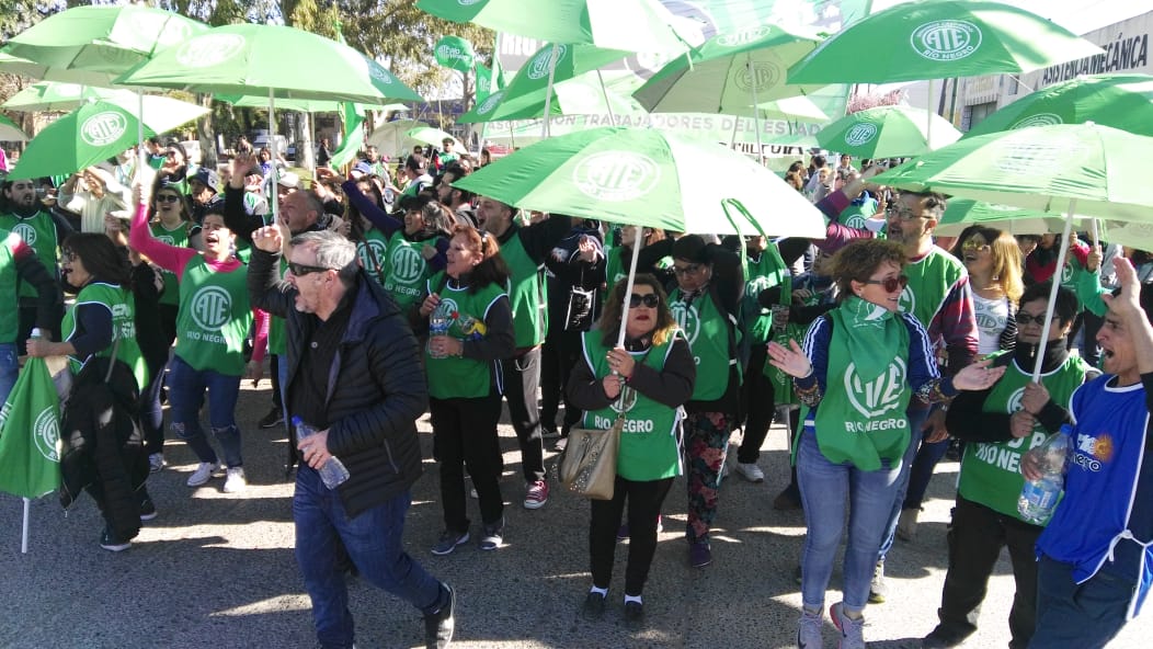 Todo el arco sindical paraliza Río Negro contra la política económica de Macri