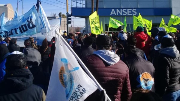 Se levanta Puerto Madryn y amenaza con cortar rutas contra el decreto que recorta asignaciones familiares