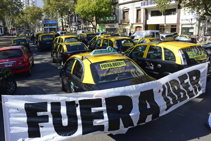 La Corte dictamina que Uber es legal y le cierra la puerta a la queja de los taxistas