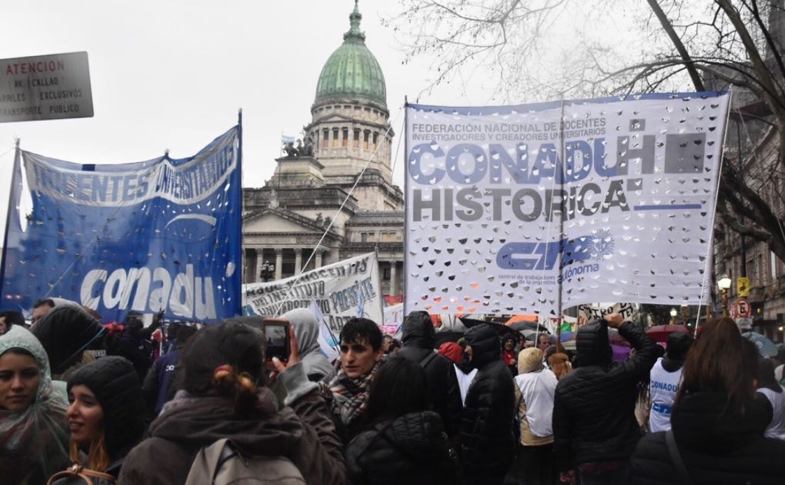 Entrando a la quinta semana de conflicto, los docentes universitarios vuelven a discutir salarios