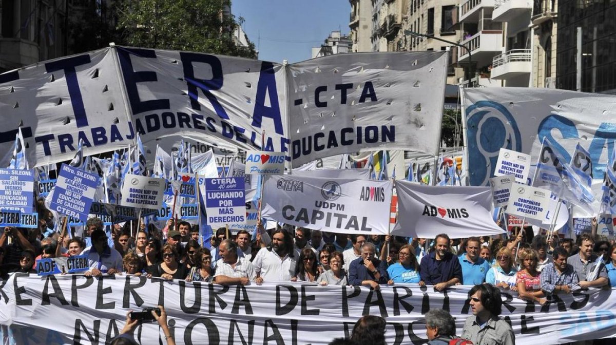 «No tenemos miedo», gritaron decenas de miles de docentes luego del ataque a la maestra de Moreno
