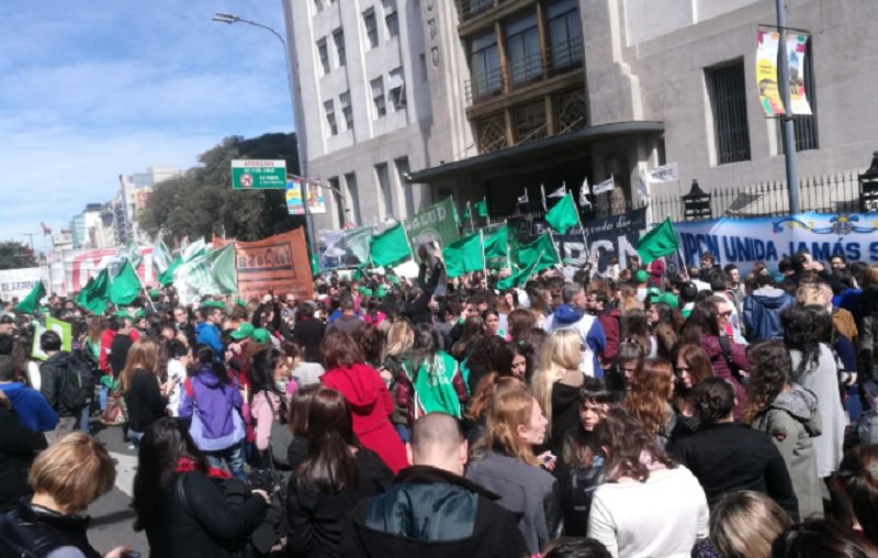 Masivo abrazo de trabajadores y pacientes al Ministerio de Salud para repudiar su rebaja a Secretaría