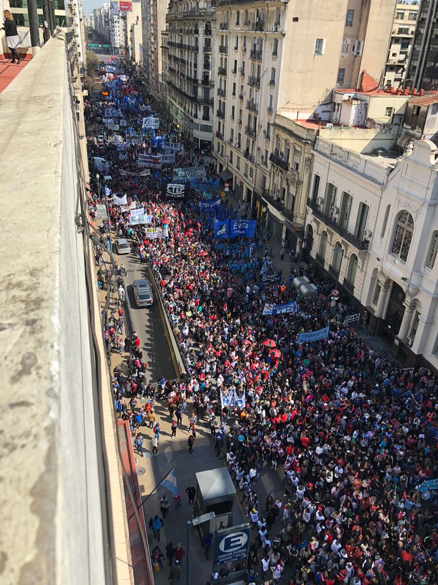 Las organizaciones sociales colmaron las inmediaciones de la ANSES y reclamaron un aumento de la AUH y de las jubilaciones