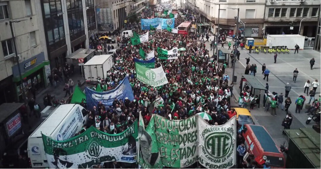 Una multitud rechazó los despidos en Agroindustria