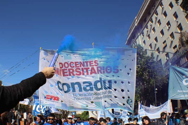 Los universitarios también se suman al paro docente del 13