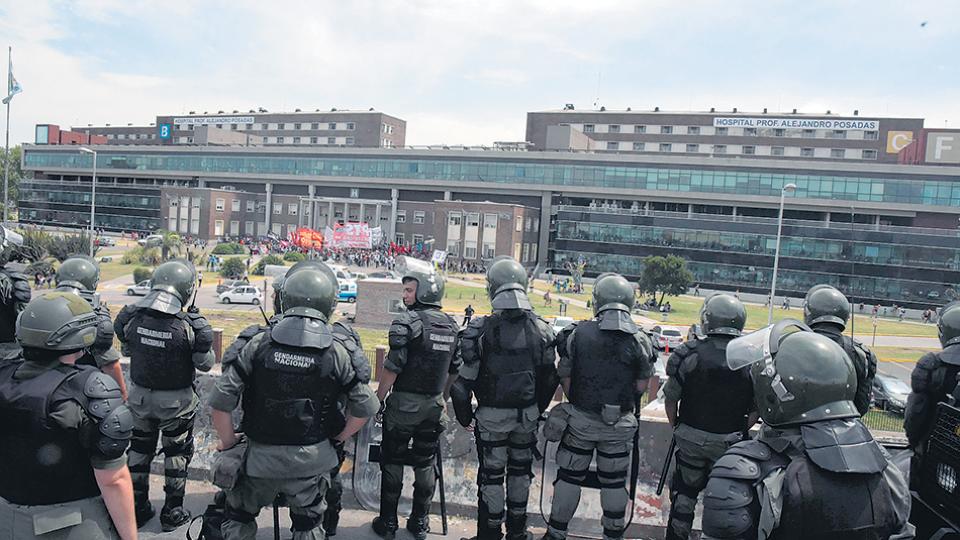 Despiden a 80 médicos, en un militarizado Hospital Posadas