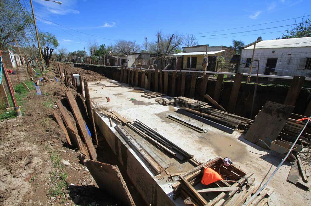 Paralizan la obra de Desagüe Espora, en Santa Fe, y hay 65 despidos