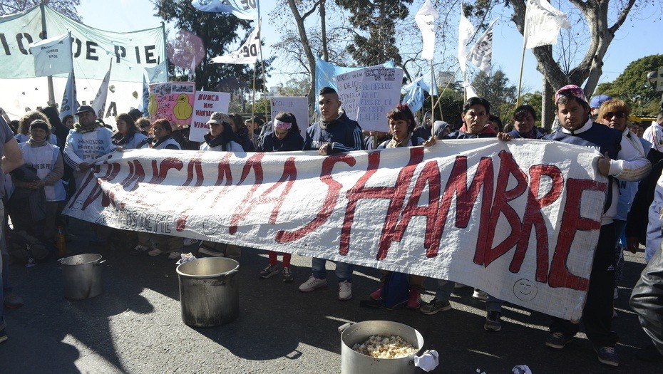 Barrios de Pie instala ollas populares para visibilizar que un tercio de los niños asiste a comedores