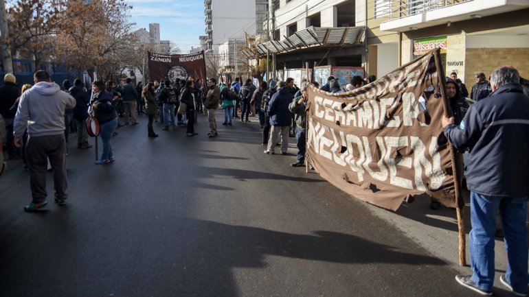 Ceramistas reclamaron la expropiación y estatización de Cerámica Neuquén