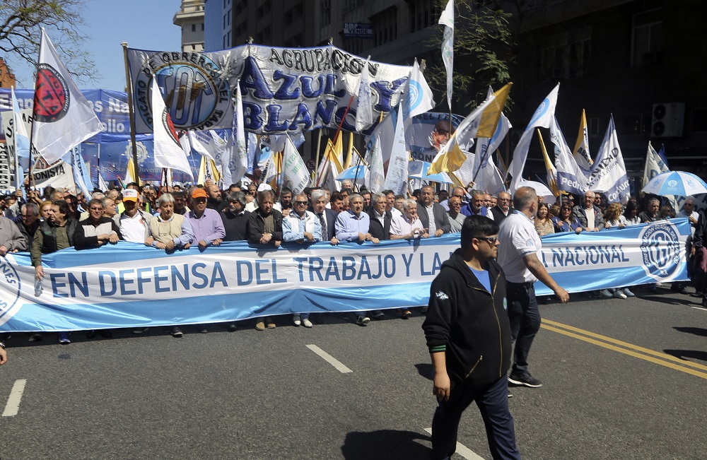 Los gremios industriales movilizaron una multitud y pidieron que se sostengan los empleos y el salario