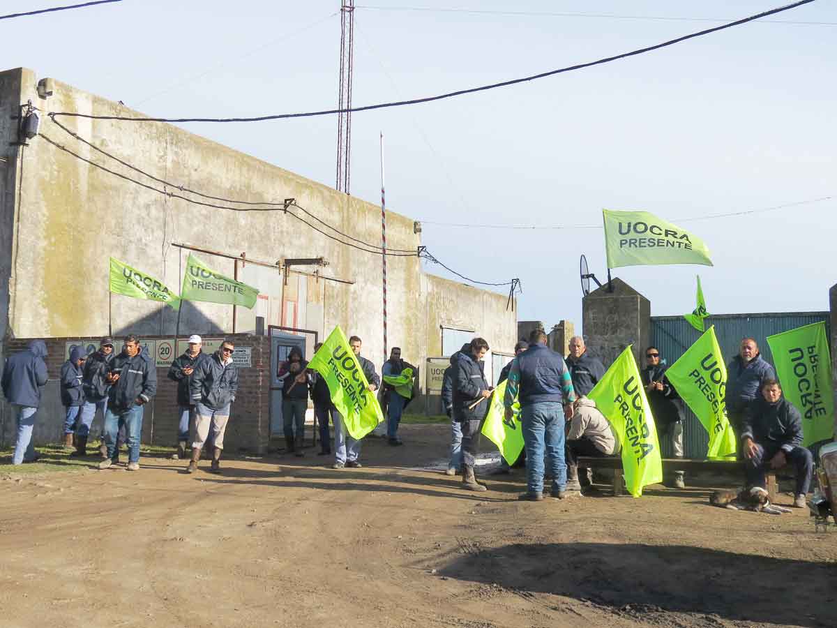 El Gobierno paralizó obras de tendido eléctrico y hay 150 despidos en Balcarce