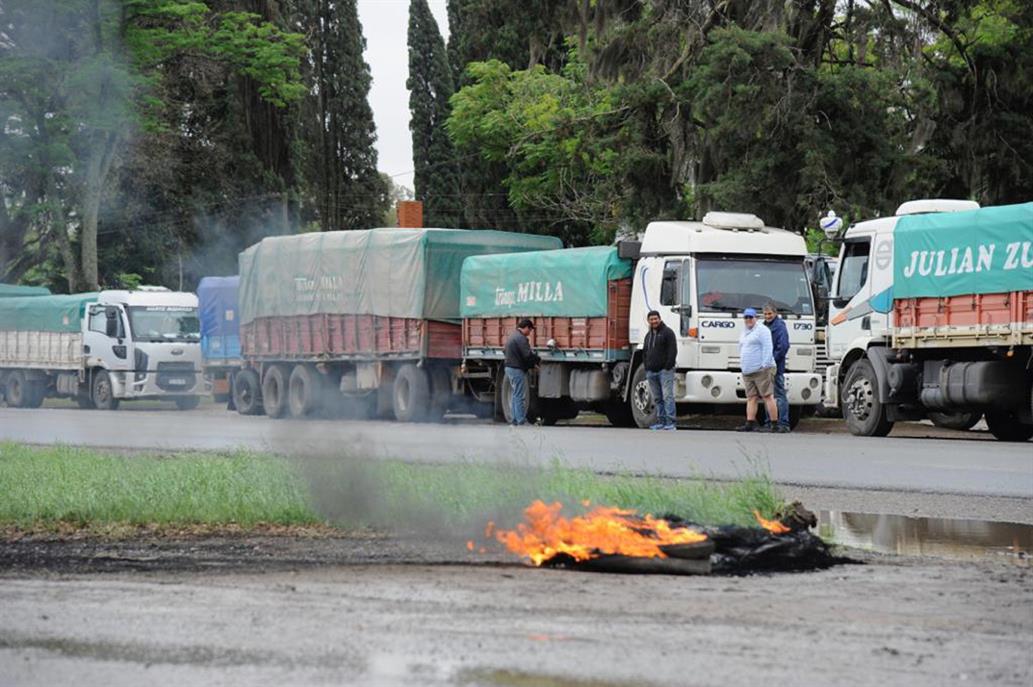 Hubo acuerdo y los transportistas de granos levantaron la huelga