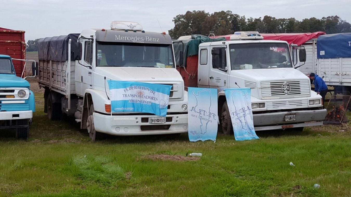 Camioneros paralizan el transporte de granos y hay temor por el impacto en la economía