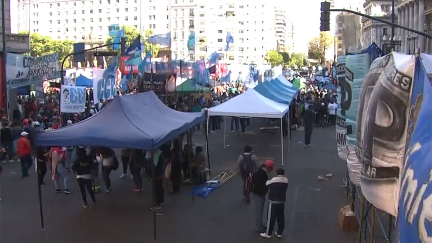 Gremios y movimientos sociales se movilizan al Congreso para protestar contra el Presupuesto