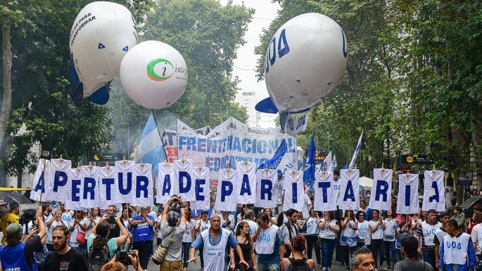 A fuerza de devaluaciones, el salario promedio argentino en dólares ya es más bajo que el de Brasil y el de Chile