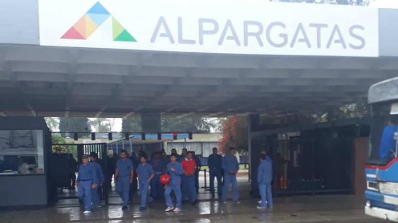 Alpargatas sigue su ajuste y ahora va por 500 despidos en Tucumán