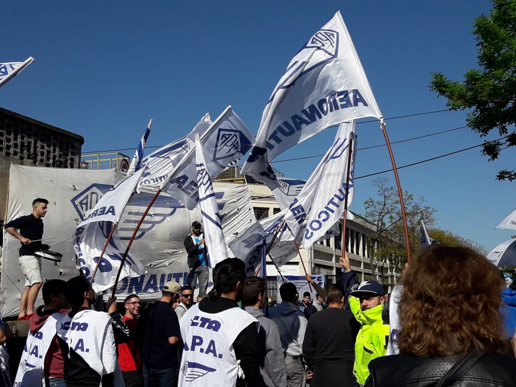 Gremios aeronáuticos se movilizan para denunciar que la «revolución de los aviones» es una farsa