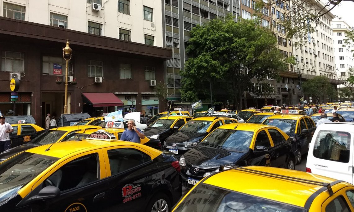 Tacheros denunciaron que Uber les está «robando» el trabajo