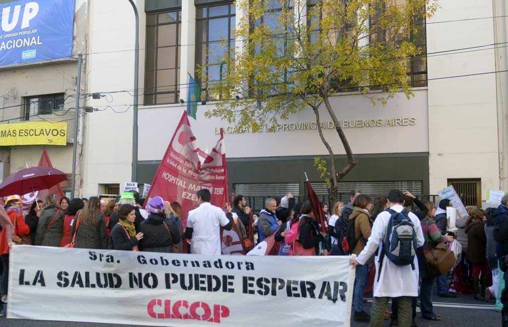 Los médicos dicen que Vidal los condena «a salarios misérrimos y condiciones poco dignas de trabajo»