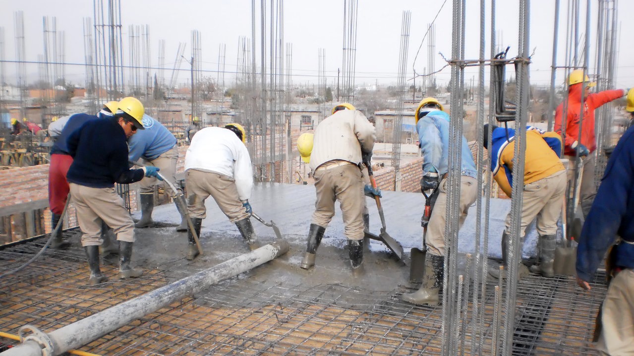 Un tercio de las industrias y más de la mitad de las constructoras despedirán personal por la crisis