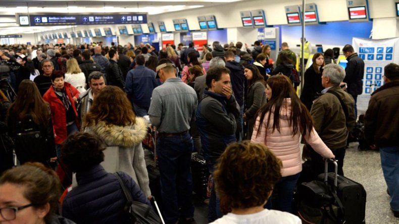 El Gobierno profundiza el conflicto en Aerolíneas Argentinas y suspende a 376 trabajadores