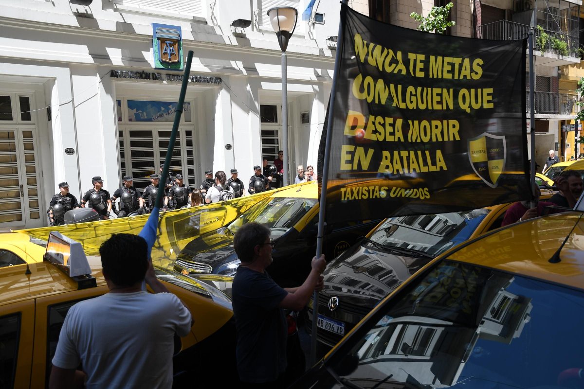 AFA dio a conocer su acuerdo con UBER en medio de una protesta de taxistas