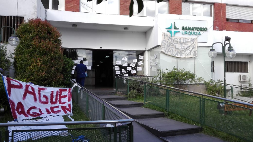 Paro y preocupación en el Sanatorio Urquiza que le debe salarios a sus 250 empleados