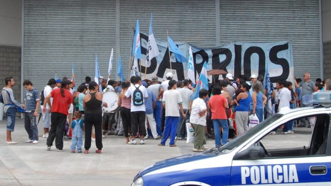 Organizaciones sociales pedirán comida en supermercados de todo el país