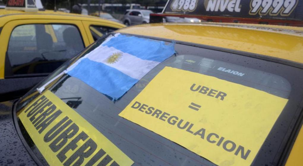 Los peones de taxi en alerta y movilización por la absolución de un chofer de UBER
