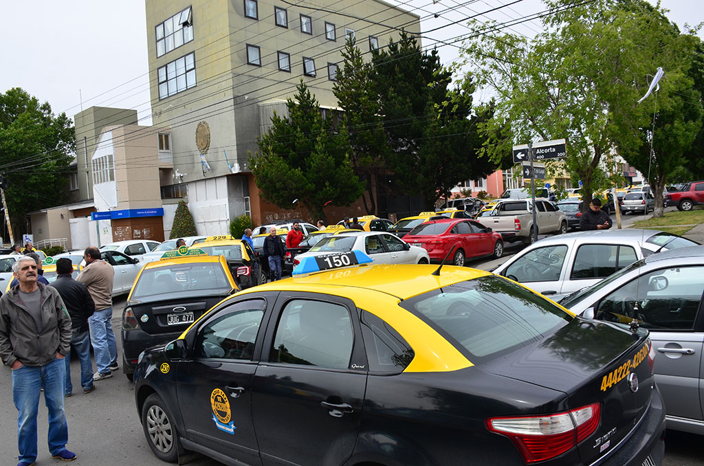 Como en la Ciudad de Buenos Aires, los tacheros consiguieron una ley antiUber en Santa Cruz