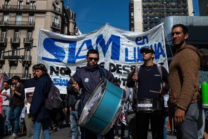 Despedidos de SIAM marchan a Trabajo en busca de respuestas