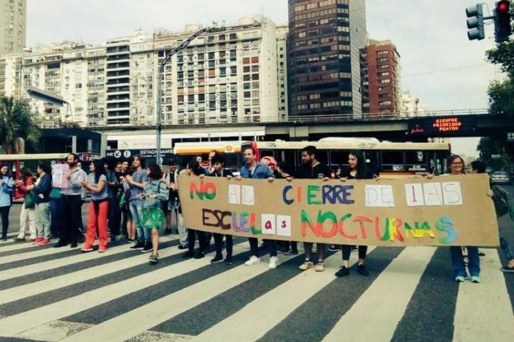 Los docentes porteños profundizan las protestas contra el cierre de escuelas nocturnas