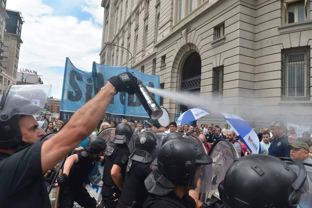 Dura represión a periodistas de los medios públicos que reclamaban paritarias