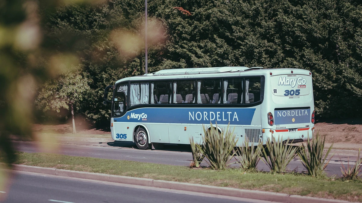 Un video muestra cómo bajan a una empleada doméstica de la combi de Nordelta