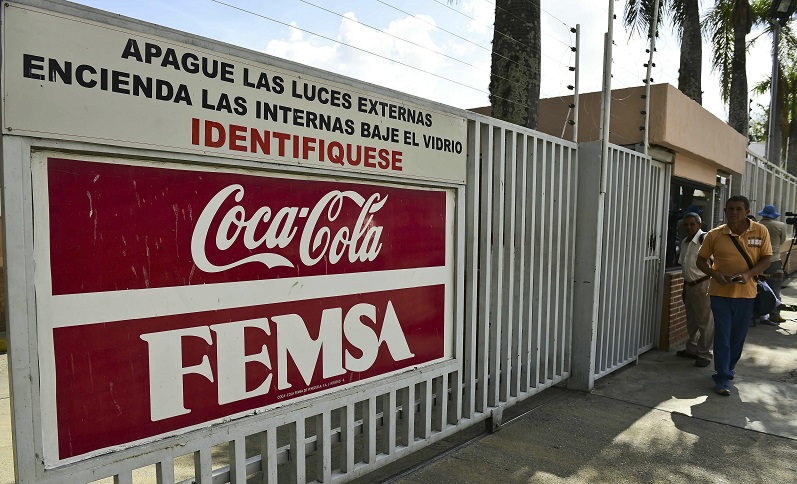 Con aval de Camioneros, trabajadores paralizan las actividades en Coca Cola