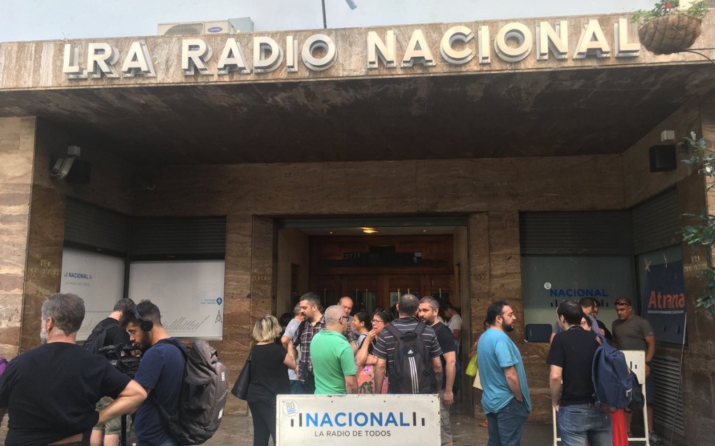 Alarma entre los periodistas: temen 100 despidos en Radio Nacional