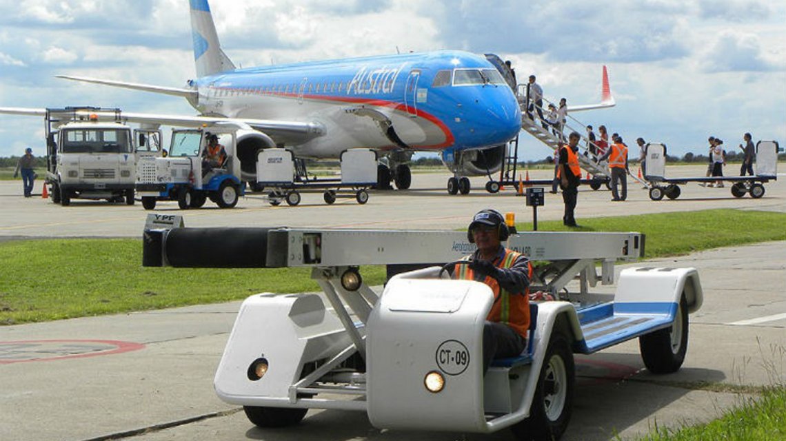 En un nuevo ataque a los aeronáuticos, Macri le saca a Intercargo el monopolio de los servicios de rampa