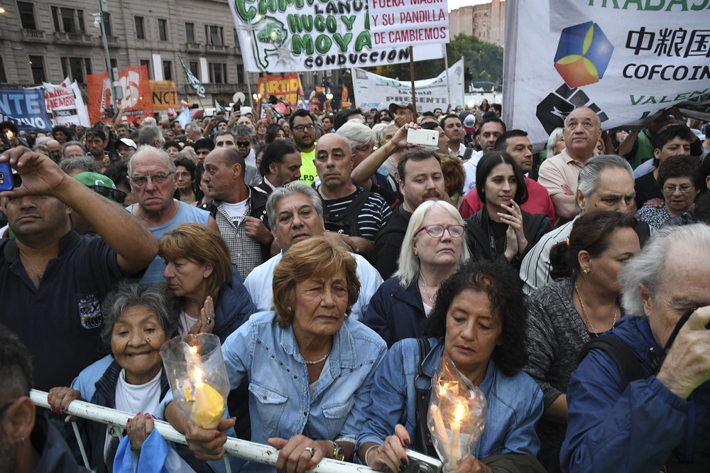 Gremios y organizaciones sociales lideraron una masiva marcha de antorchas contra los tarifazos