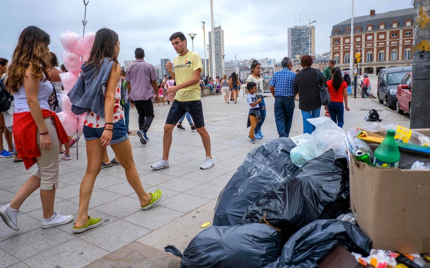 A horas de cumplir un mes, el paro de municipales deja sin control y con basura a Mar del Plata