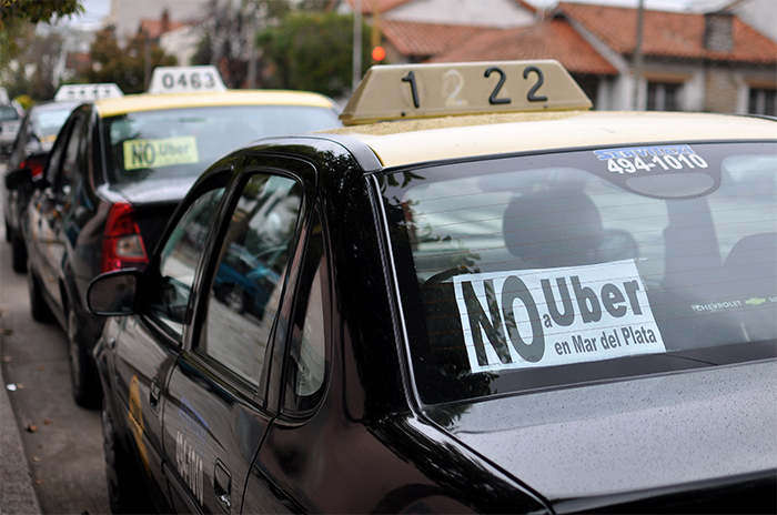 Paro total de taxistas y remiseros en Mar del Plata para exigir sanciones contra Uber