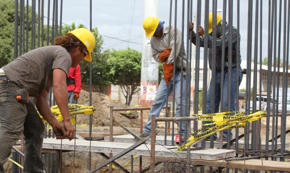 La construcción destruyó el 5% de sus empleos formales en noviembre y ya no quedan brotes verdes