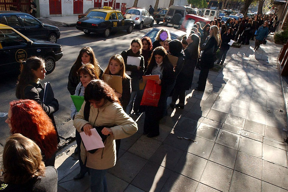 Seis de cada diez personas que busca trabajo está desempleada