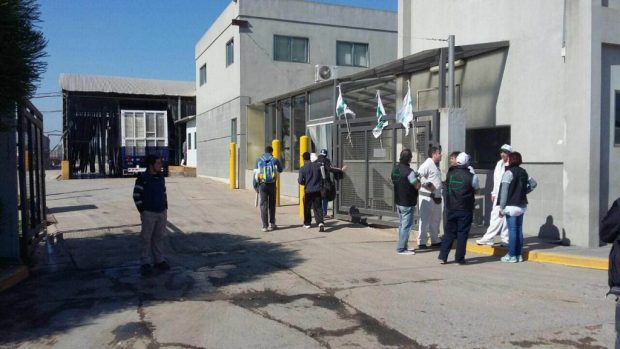La avícola Absolón despidió 30 empleados y se profundiza la crisis en Roque Perez