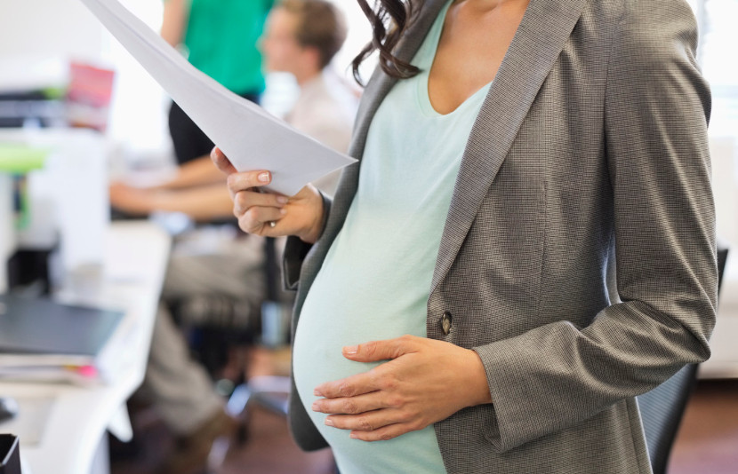 Ordenan pagar indemnización agravada a empleada despedida en estado de embarazo