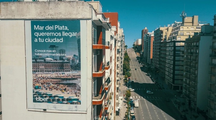 Apareció un cartel de Uber y provocó una rebelión de taxistas en Mar del Plata