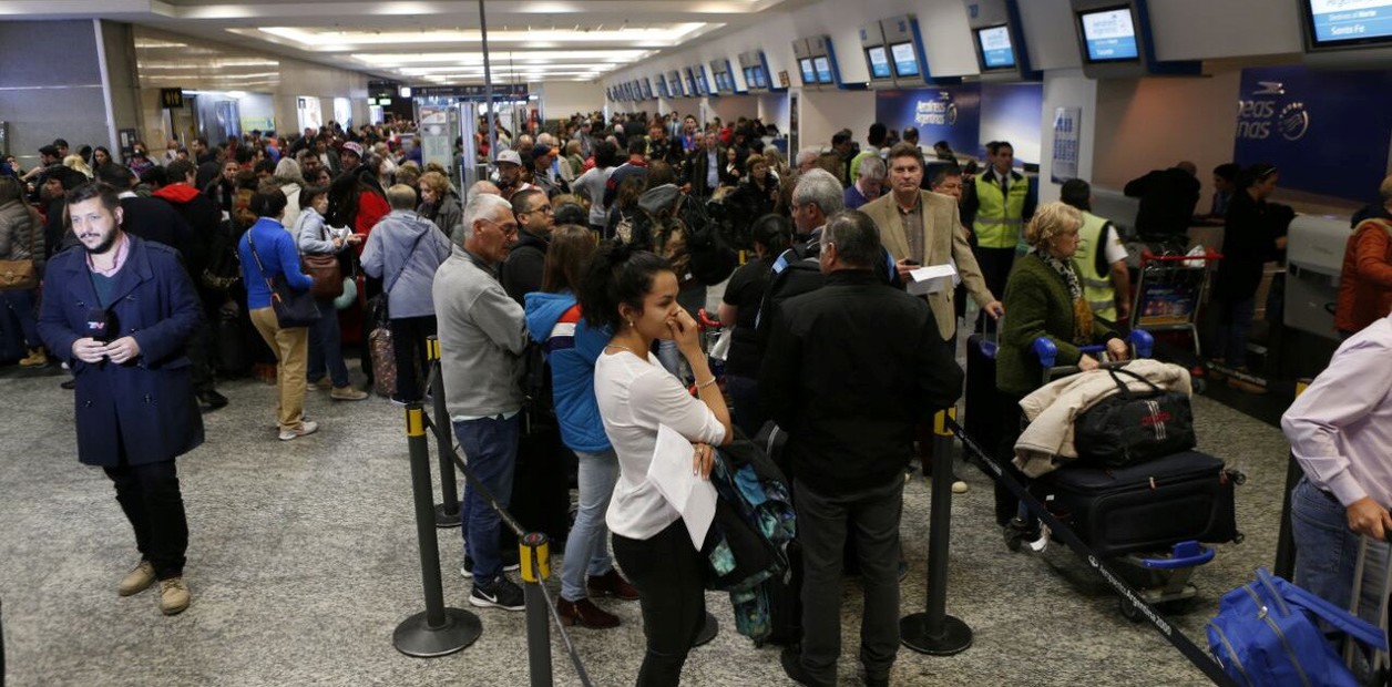 Los pilotos lanzan un paro total por 48 horas en pleno recambio