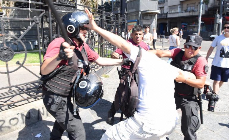 Represión y detenidos en el «Cuadernazo» frente al Congreso