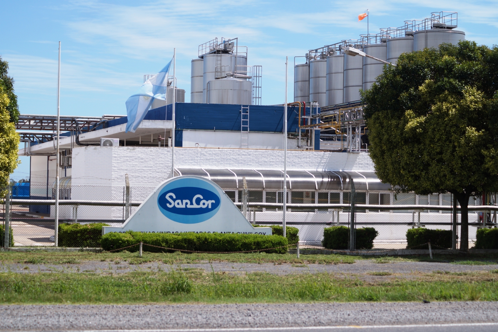 Reducción salarial, suspensiones y posibles traslados en las plantas que Adecoagro le compró a Sancor